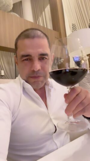 Zezé di Camargo Instagram - O vídeo é um pouco longo, só espero a paciência de vocês para assistir tudo. Kkkkk bjos!!!