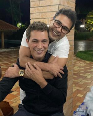 Zezé di Camargo Instagram - Meu irmão, parceiro, conselheiro e amigo. Hj é seu dia!!! Parabéns, que Deus te abençoe sempre e cuide bem de todos aqueles q vc ama. Feliz aniversário meu mano!! Te amo!!!