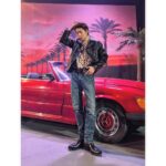 Zico Instagram - 멋쩍은 웃음을 지으며 뒷머리를 긁적였다.
