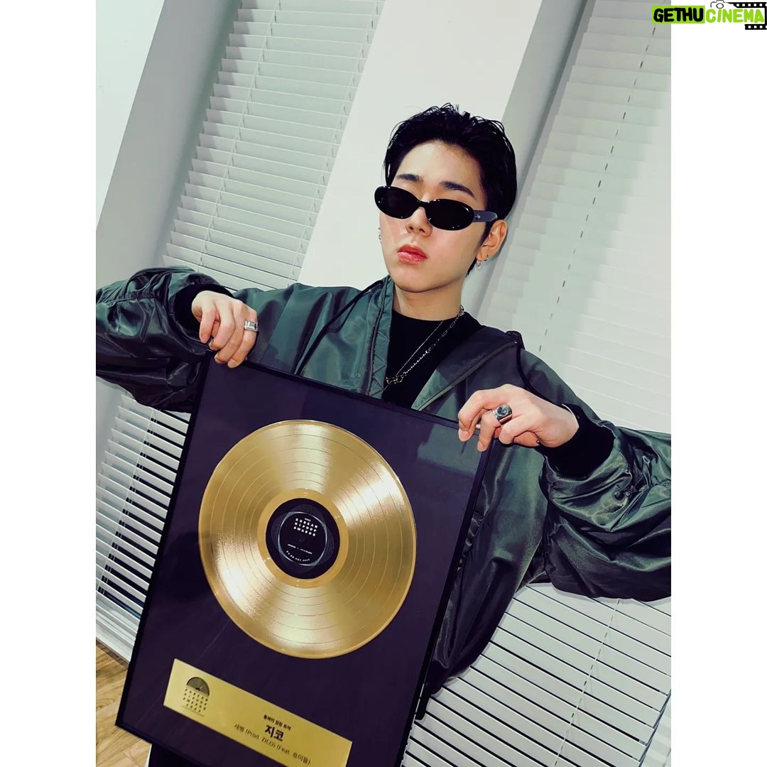 Zico Instagram - 2023 KHAawards best hiphop track of the year 감사합니다🙏🙏🙏