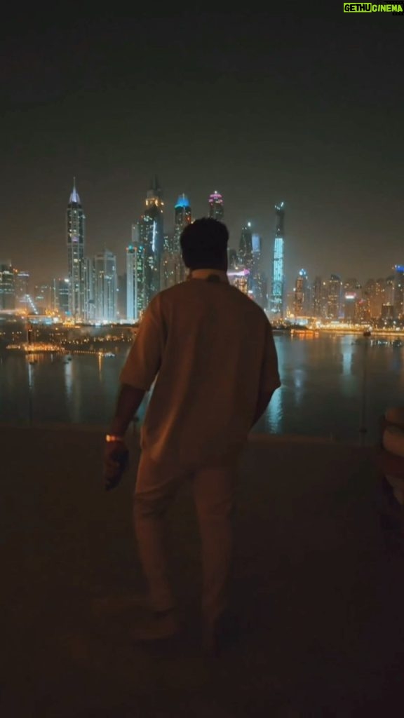 Zion Instagram - Aprovecha que la vida es una sola 🎶 HABIBI DUBAI 🌃#Zdiddy #Uknowwwwwwww #Dubai 📹 - @sakography Dubai, United Arab Emirates