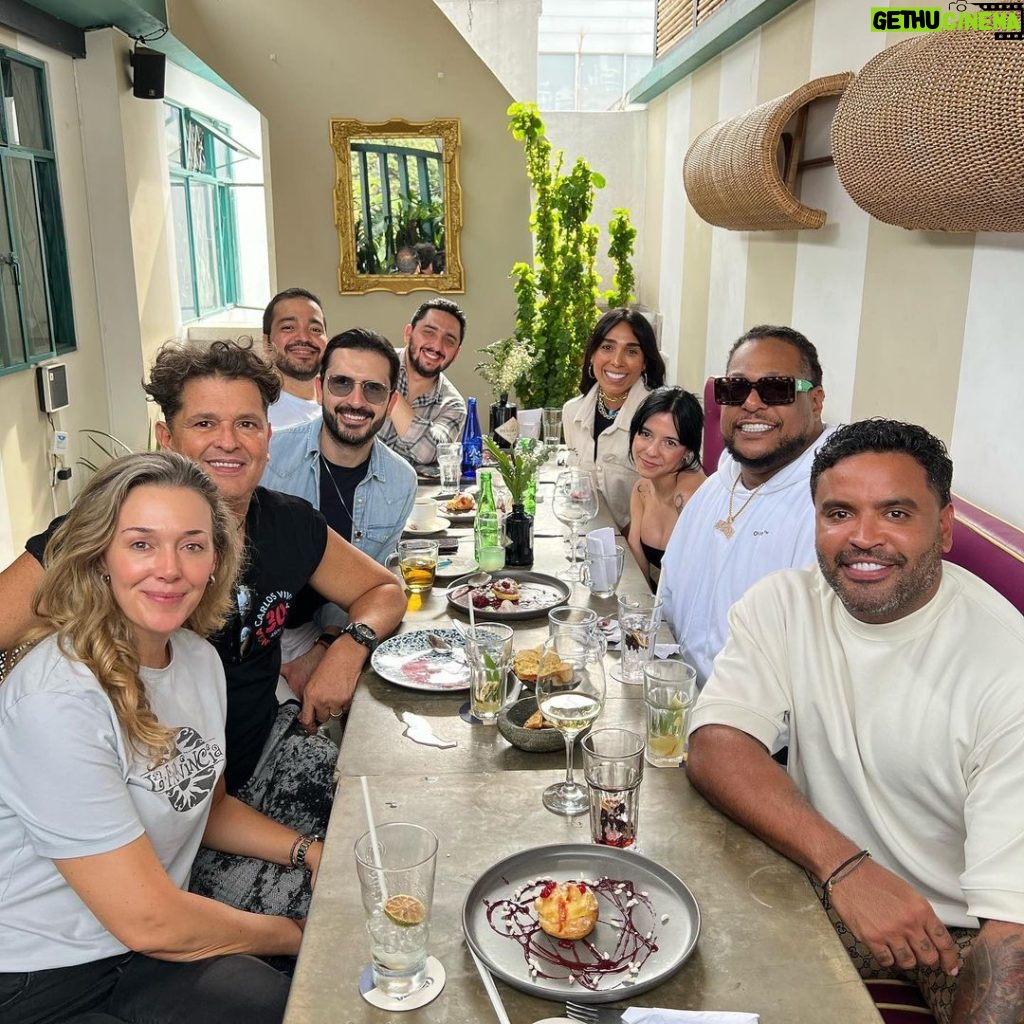 Zion Instagram - Un gran almuerzo en familia! Nuestra admiración a el maestro @carlosvives 🇨🇴 #Zdiddy #Uknowwww @lennox @zionylennox Bucaramanga