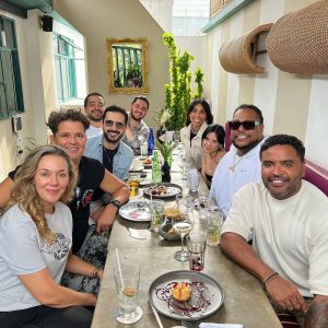 Zion Instagram - Un gran almuerzo en familia!
Nuestra admiración a el maestro @carlosvives 🇨🇴 #Zdiddy #Uknowwww

@lennox @zionylennox