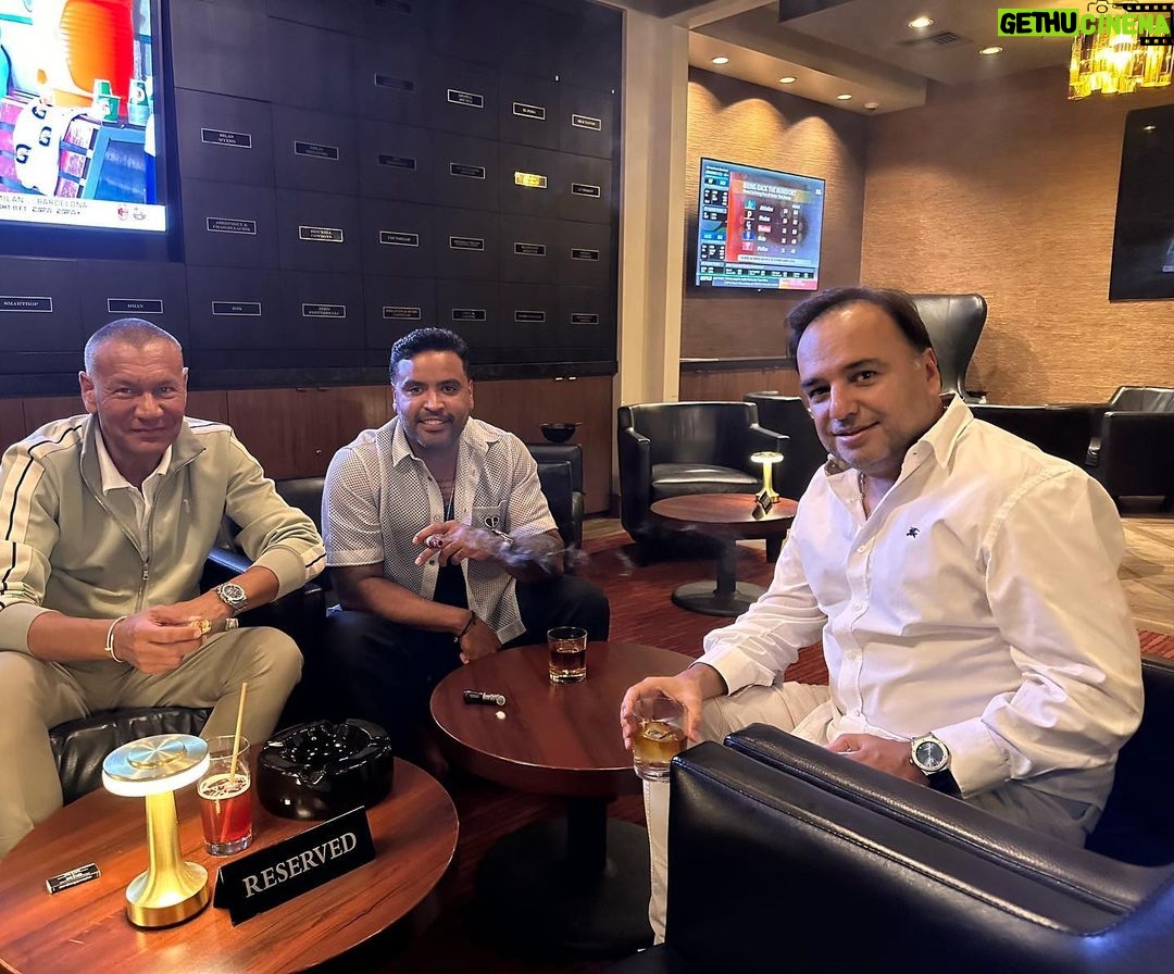 Zion Instagram - Un Buen Cigarro y a Trabajar por los Sueños @walterkolm @andresproducer #Musica nueva en camino #lazylal #zionylennox Empire Social Lounge Cigar & Whiskey Bar