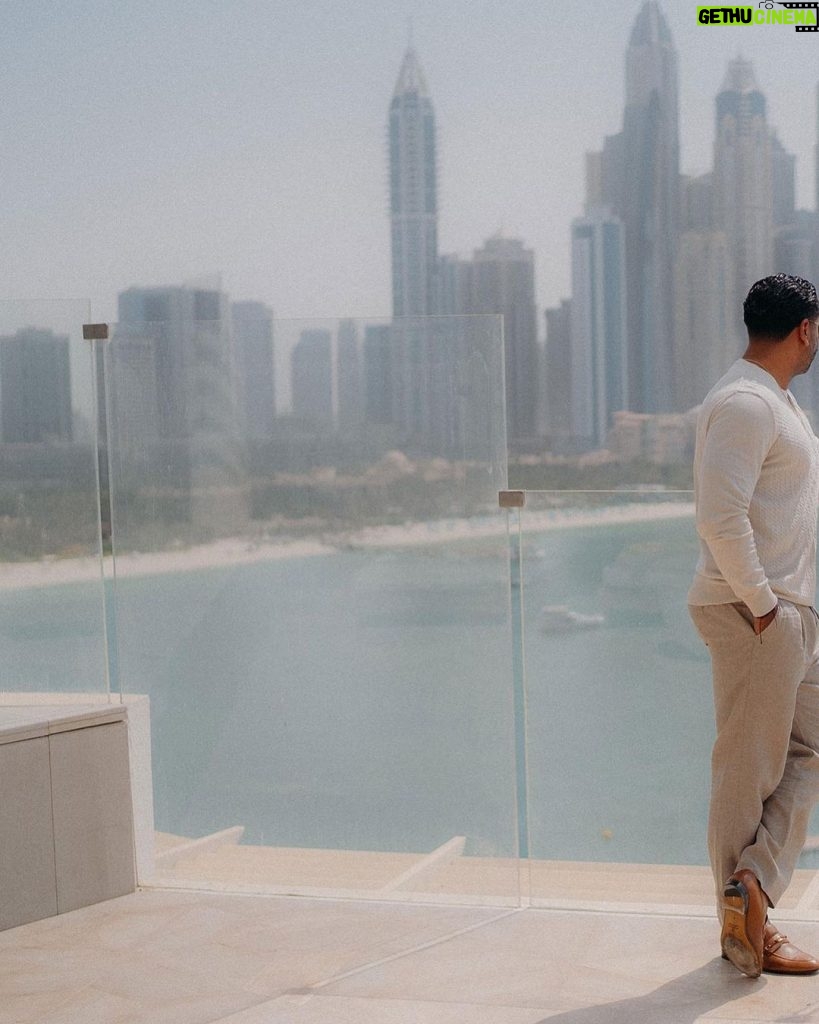 Zion Instagram - Saben que ? Dubai combina conmigo #dubai #itsamazing 🫶🏽#Zdiddy #Uknowwwwww 📸: @sakography ✨ Dubai, United Arab Emirates