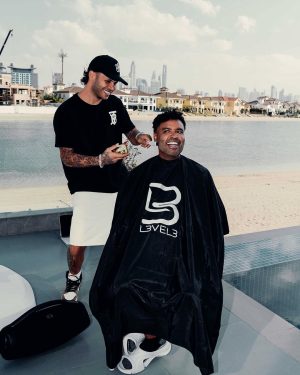 Zion Instagram - El primer artista que confío en mi trabajo. Mi hermano @zion el resto es historia. Ahora estamos en Dubai rompiéndola en la madreeeeeeeee 🇦🇪 💈🎙️🚀🇵🇷

📸 @shfotograf

#dubai #housecall #palmjumeirah #arod23pr #zion