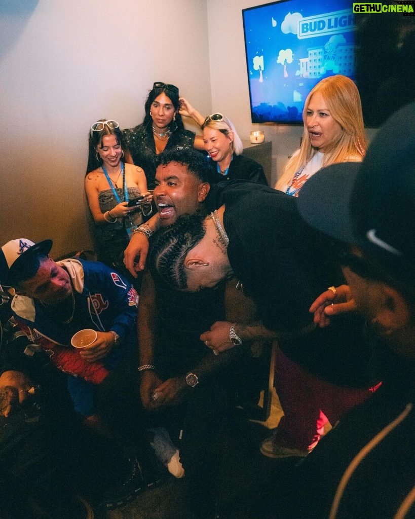Zion Instagram - Lo que sobró fue el flow ¡Atlanta estuvo para la fiesta! 🔥🎤🕺 hicimos temblar la ciudad con @lennox y el crew como siempre!!! 🎶💥 📸 @sakography Flouses by @ritzzzzzzz #Zdiddy #Uknowwwww #pumpumfestivalatl #LaZylaL #ZionyLennoxpara100pre #ParaSiempre