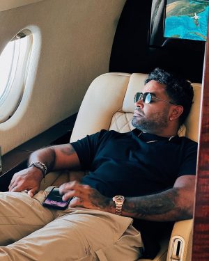 Zion Instagram - hermanos PARA SIEMPRE 🙏🏾

23 años trabajando juntos y cada día más unidos y disfrutando de la bendición de seguir cantándoles!

gracias a todos por el apoyo con #parasiempre nuestro bro @anuel como siempre le metió cabrón 🔥

@zionylennox @lennox @anuel @djluian @andresproducer @ximefab_transport @carlosmontesan0 @warnermusiclat @wkentertainment