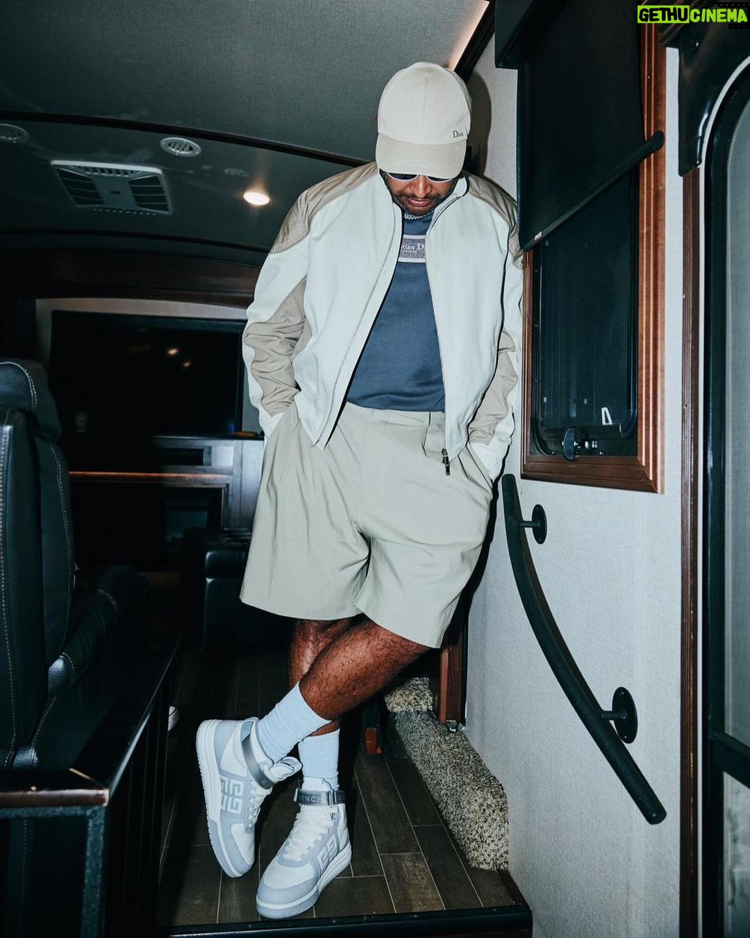 Zion Instagram - 🎬🔥 ¡Después de tanta expectativa, por fin llegó "Para Siempre"! Nuestras voces y la fuerza de @Anuel se unen para traerles una experiencia musical que los va a dejar con la piel de gallina. ¡No se queden fuera de esta historia! 🎵💑 #Zidddy #Uknowwwwww #ParaSiempre #NewRelease