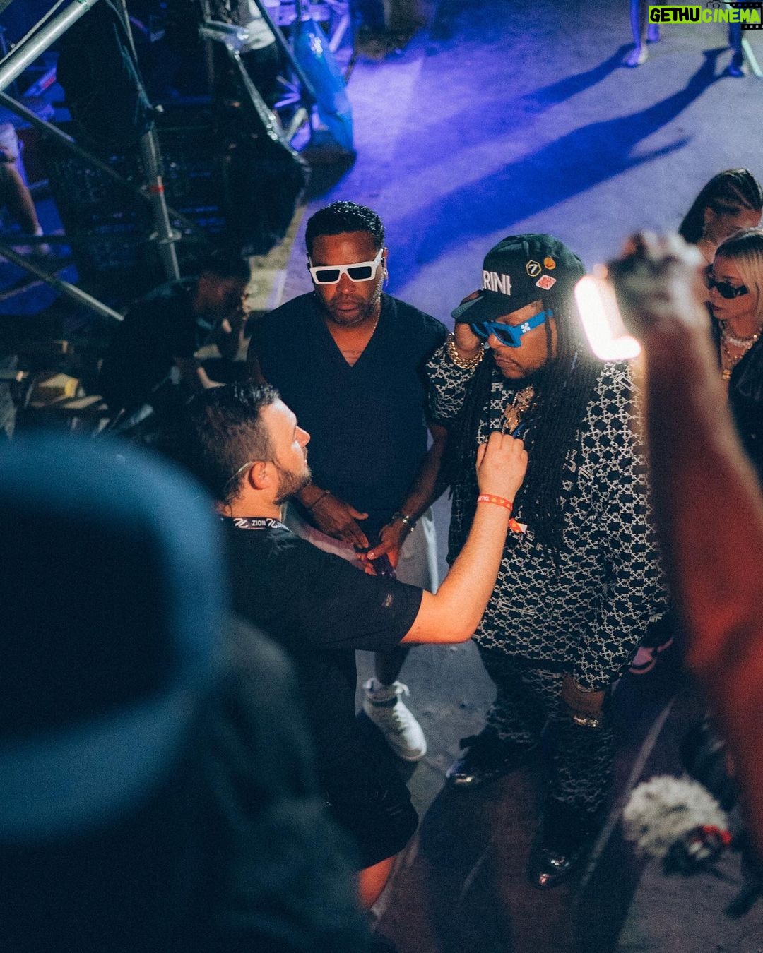 Zion Instagram - Monterrey hizo todo por seducirnos y lo lograron! 😮💨❤️🇲🇽 Que noche tan increíble con ustedes! GRACIAS POR TANTO 🤙🏾 #Zidddy #Uknowwwwwwww #monterreynosseducio #yovoy #ZionBaby 📸 @sakography Flouses by: @ritzzzzzzz @candygarciastyle