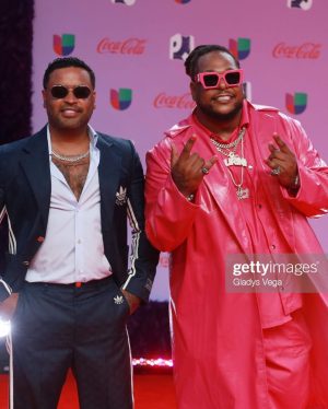 Zion Instagram - Con los flouses activos en los @premiosjuventud trayendo a mi Ken siempre conmigo a llevarle alegría a mi gente de PR. Gracias por la invitación 🙏🏽❤️🇵🇷 #Zidddy #Uknowwwwwwww 

Flouses by @ritzzzzzzz 
Assistant Stylist @candygarciastyle