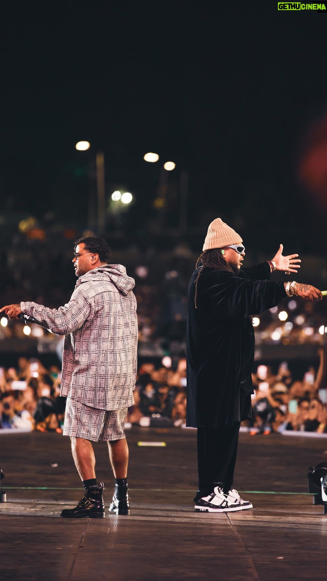 Zion Instagram - COLOMBIA!!! 🇨🇴 Qué power el de anoche @megalandco @lamegacolombia!!! 45 mil almas perreandooo 🤪 GRACIAS! Gracias a La Nena de Argentina @MariaBecerra por acompañarnos!!! 🔥 🎥: @frankiejazz #ZionyLennox #LaZylaL #losdiamantesnegros #Colombia