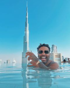 Zion Instagram - La vista al cielo’ como la están pasando ? que todos tengan un lindo Domingo #dubai ❤️‍🔥🕌 #Zdiddy #Uknowwwwww Dubai, United Arab Emirates