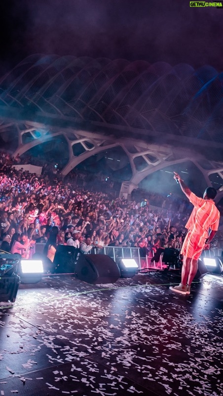 Zion Instagram - Gracias #Valencia por una noche BrUtAL junto a ustedes en el @ilovereggaeton_official. Β‘Los Amo! πͺπΈβ€οΈβπ₯π΅π·#Zdiddy #Uknowwwwwwww π½ @hugoninofoto Flouses by @ritzzzzzzz Asistant stylist @candystouch_