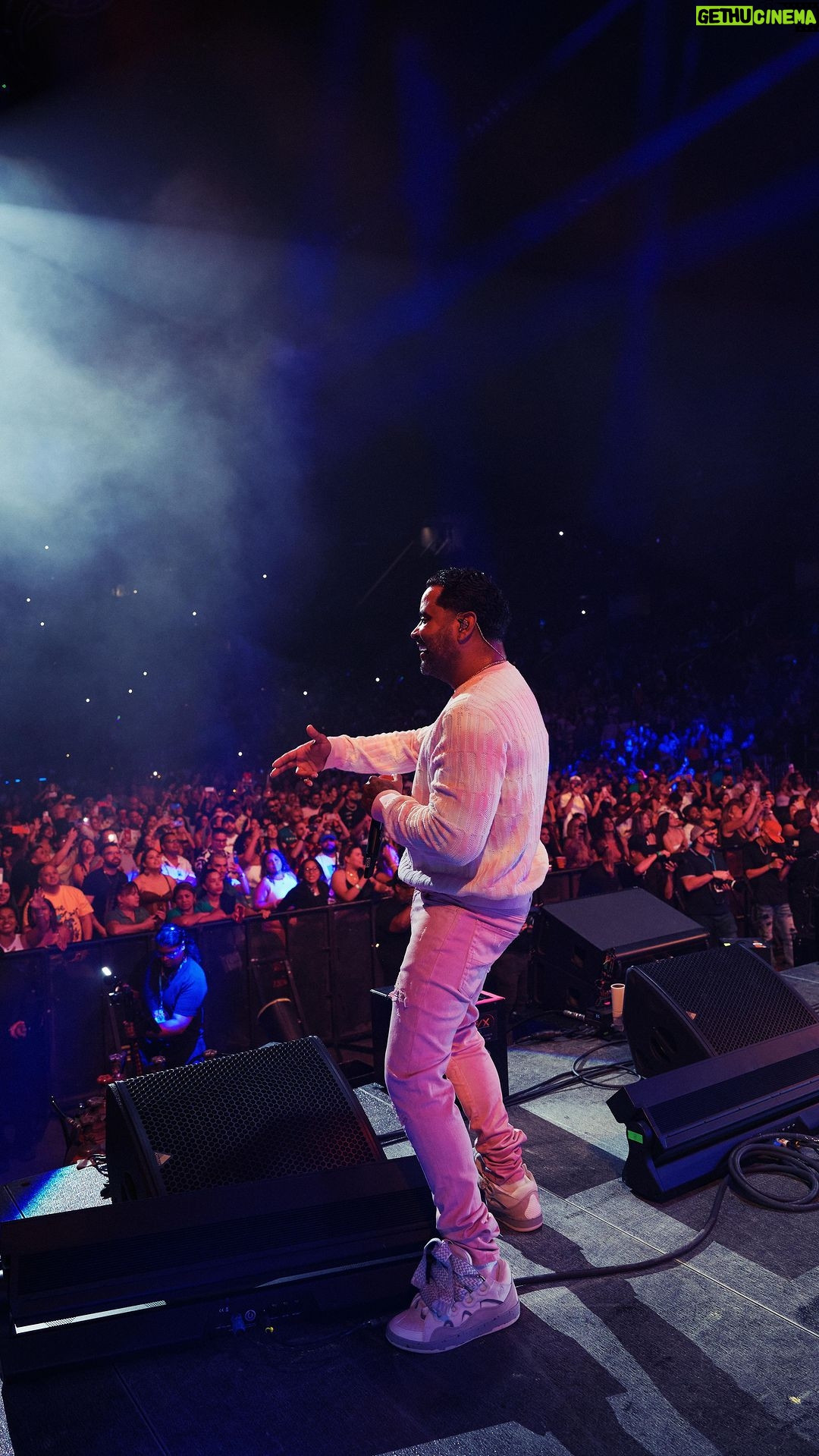 Zion Instagram - Gracias por el cariño y energía recibida en el #AmwayCenter Orlando junto a los míos @delaghetto @randynotagram @jowellgram. Se les quiere mi gente, la rompimos junto a ustedes❤️🔥🤙🏾❤️🔥#Zdiddy #Uknowwwwww #Orlando babY! Flouses by @ritzzzzzzz 🎥 @ighorvisual