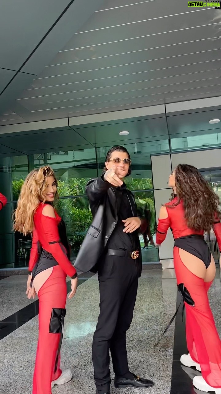 Zion Instagram - MI GENTE QUE LE GUSTA BAILAR?🕺 Pienso que esta canción si no te mueve el cuerpo es porque no estás vivo jaja QUIERO VER A TODOS SUBIENDO ESTOS PASOS Los mejores los estaré posteando y montando en mis historias!❤️🫂 Gracias al hermano @luismivr que no dudo en sumarse! Más tarde estaré publicando los pasos más detallados por si tienen dudas. ¿Quien dice que el jambe no baila?😅