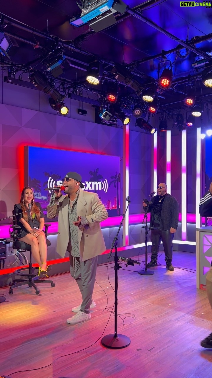 Zion Instagram - Ayer compartimos con nuestra gente de #SXMiami en una entrevista y presentación cómo parte de la serie de Artist Confidential frente a un grupo íntimo de suscriptores y este clásico no podía faltar! Gracias a los fans y @calientesxm por la invitación 🎼🔥🤙🏾#Zdiddy #Uknowwwwwwww #Yovoy #tbt Flouses by @ritzzzzzzz