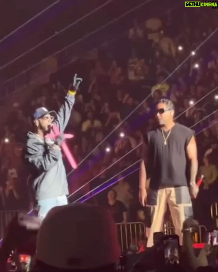 Zion - 26.6K Likes - Seguimos compartiendo la tarima junto al BRRRRRRRO! @Anuel esta vez en #NewYork agradecido de mi gente, estamos activos !!! Exitos y que sigan los PaLoTes!! ☄️☄️☄️🤙🏾 #Zdiddy #MadisonSquareGarden #Uknowwwwww
📸 @jaaybetancourt