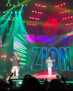 Zion Instagram - Seguimos compartiendo la tarima junto al BRRRRRRRO! @Anuel esta vez en #NewYork agradecido de mi gente, estamos activos !!! Exitos y que sigan los PaLoTes!! ☄️☄️☄️🤙🏾 #Zdiddy #MadisonSquareGarden #Uknowwwwww 

📸 @jaaybetancourt