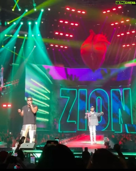 Zion - 26.6K Likes - Seguimos compartiendo la tarima junto al BRRRRRRRO! @Anuel esta vez en #NewYork agradecido de mi gente, estamos activos !!! Exitos y que sigan los PaLoTes!! ☄️☄️☄️🤙🏾 #Zdiddy #MadisonSquareGarden #Uknowwwwww
📸 @jaaybetancourt