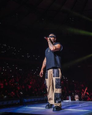 Zion Instagram - Seguimos compartiendo la tarima junto al BRRRRRRRO! @Anuel esta vez en #NewYork agradecido de mi gente, estamos activos !!! Exitos y que sigan los PaLoTes!! ☄️☄️☄️🤙🏾 #Zdiddy #MadisonSquareGarden #Uknowwwwww 

📸 @jaaybetancourt