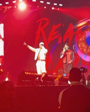 Zion Instagram - Gracias mi BRRRRO @Anuel por hacerme parte de tu noche en #Orlando fue un honor y un placer rompeL la tarima juntos en tu 1er concierto de la gira. Que sigan los éxitos!!! 🔥🔥🔥🤙🏾#Zdiddy #Uknowwwwwwww #AmwayCenter 

Flouses by @ritzzzzzzz 
📸 @jaaybetancourt