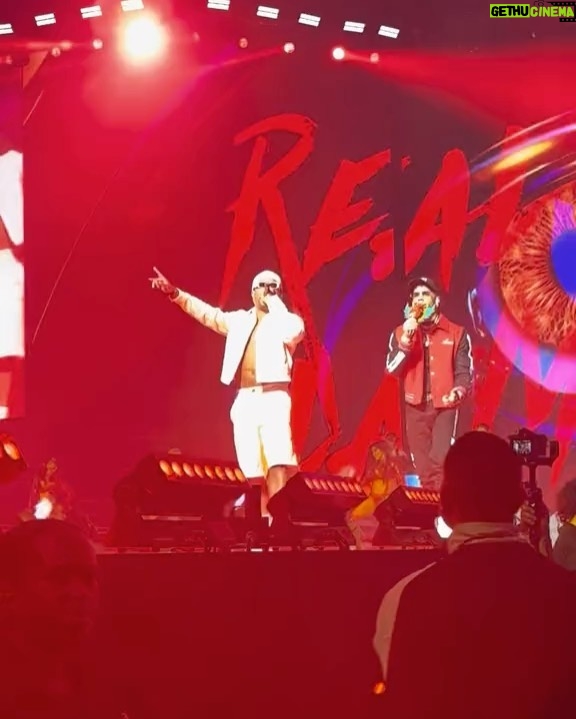 Zion - 107.4K Likes - Gracias mi BRRRRO @Anuel por hacerme parte de tu noche en #Orlando fue un honor y un placer rompeL la tarima juntos en tu 1er concierto de la gira. Que sigan los éxitos!!! 🔥🔥🔥🤙🏾#Zdiddy #Uknowwwwwwww #AmwayCenter
Flouses by @ritzzzzzzz
📸 @jaaybetancourt