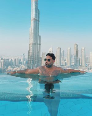 Zion Instagram - La vista al cielo’ como la están pasando ? que todos tengan un lindo Domingo  #dubai ❤️‍🔥🕌 #Zdiddy #Uknowwwwww