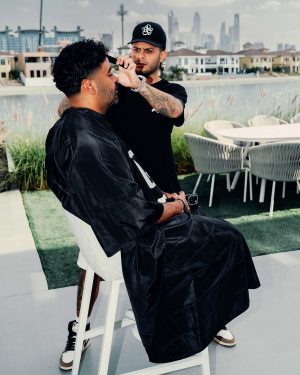 Zion Instagram - El primer artista que confío en mi trabajo. Mi hermano @zion el resto es historia. Ahora estamos en Dubai rompiéndola en la madreeeeeeeee 🇦🇪 💈🎙️🚀🇵🇷

📸 @shfotograf

#dubai #housecall #palmjumeirah #arod23pr #zion