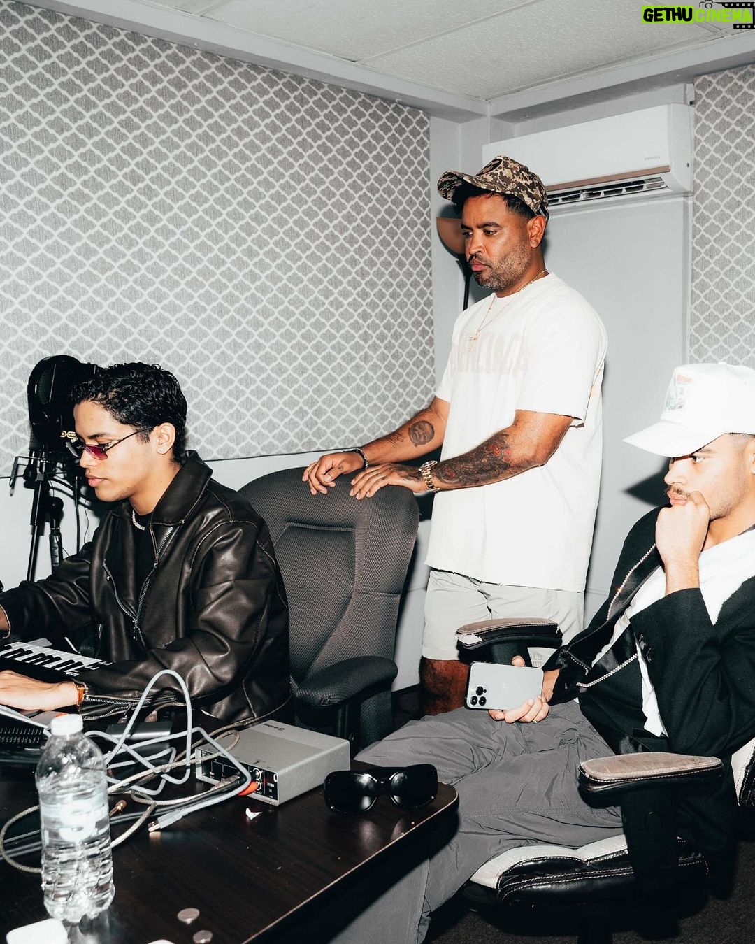 Zion Instagram - Estoy con Mi Norte más claro que Nunca🤌🏾 La Tranquilidad, Determinación y Felicidad Se me Sale por los Poros.☺️ ✌🏾 Trabajando ando… #NewMelody #the #perfect #melody #documentary #album 🎥📸 @shfotograf 📍🇵🇷