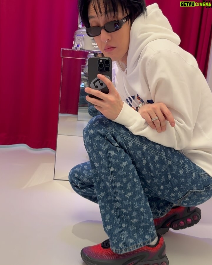Zion.T Instagram - 구름 위 걷는 느낌☁️😮💨 @nikeseoul @nikesportswear #광고 #AirMaxDn