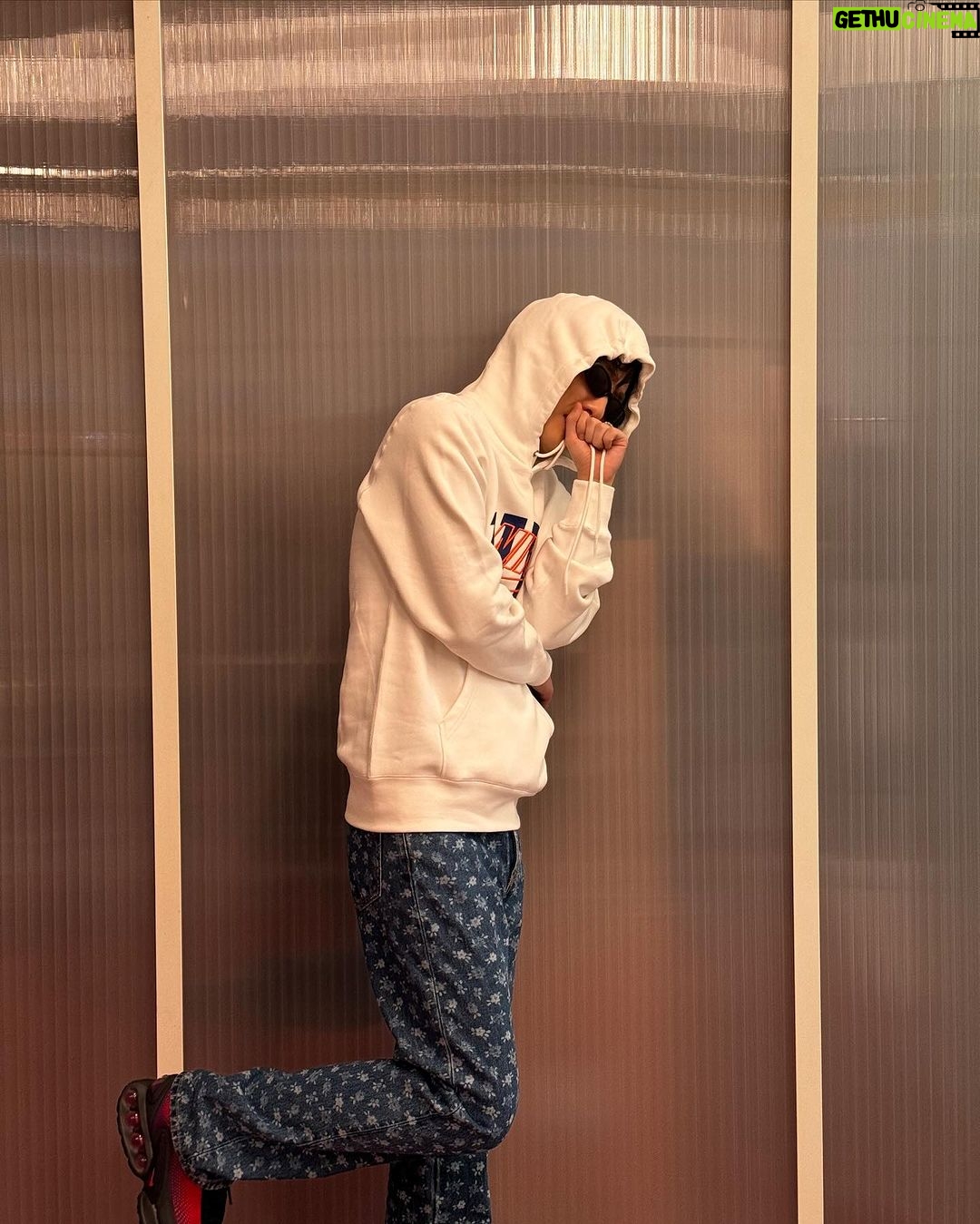 Zion.T Instagram - 구름 위 걷는 느낌☁️😮💨 @nikeseoul @nikesportswear #광고 #AirMaxDn