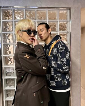 Zion.T Instagram - 며칠 지났지만 퍼렐형님 진짜 축하드립니다 
#광고
#LVMenSS24
#PharrellWilliams
@louisvuitton