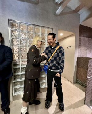 Zion.T Instagram - 며칠 지났지만 퍼렐형님 진짜 축하드립니다 
#광고
#LVMenSS24
#PharrellWilliams
@louisvuitton