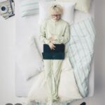Zion.T Instagram – 근력이 좋은 편이 아닌데 한 손에 들고 다닌다. 
Zip에서 들판에서 심지어 욕실에서도 가볍게, 누구나 프로가 될 수 있는 방법이 여기에 있다. 🎶

#광고 #LG그램프로 #LGgrampro