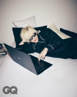 Zion.T Instagram - 근력이 좋은 편이 아닌데 한 손에 들고 다닌다. 
Zip에서 들판에서 심지어 욕실에서도 가볍게, 누구나 프로가 될 수 있는 방법이 여기에 있다. 🎶

#광고 #LG그램프로 #LGgrampro