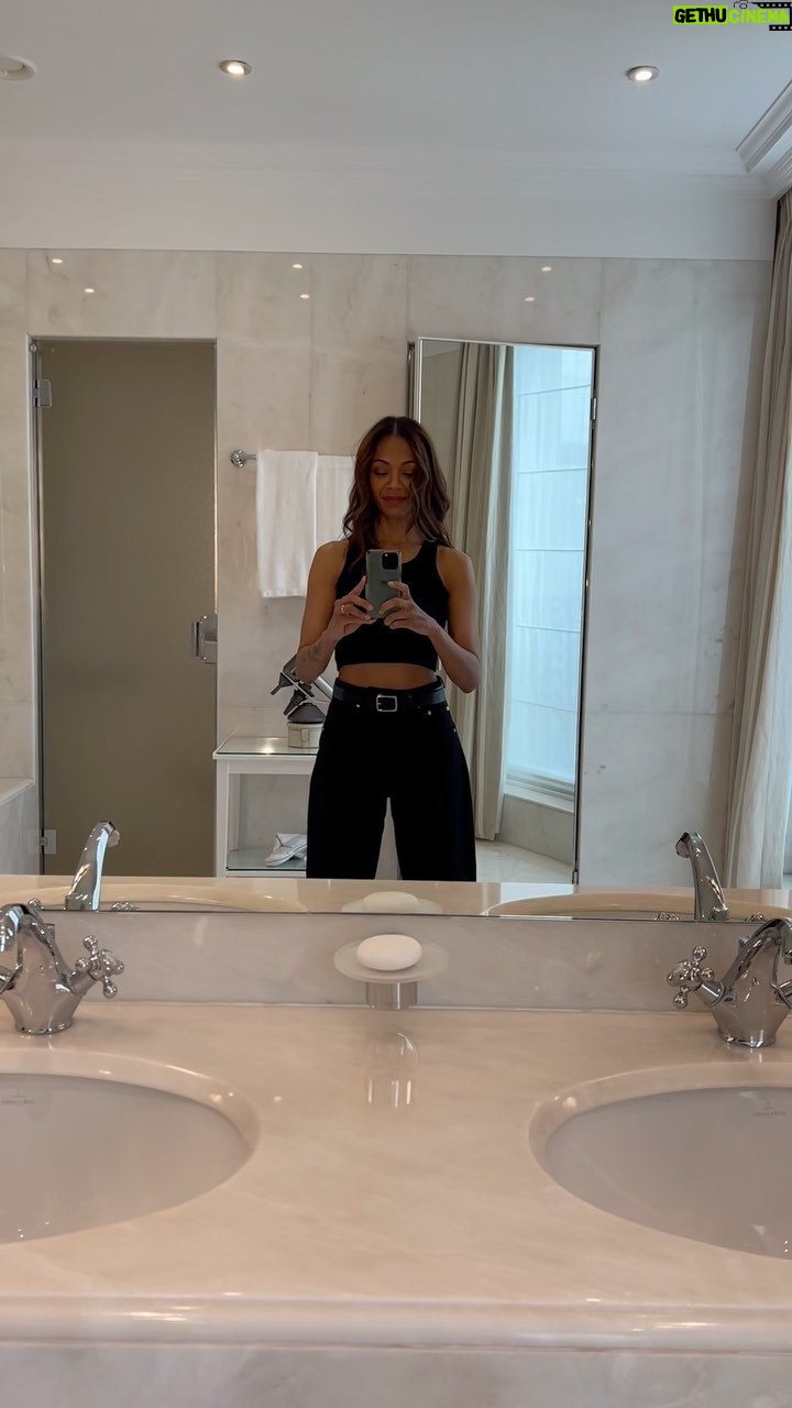 Zoe Saldaña Instagram - We love a quick change 😂 Style: @petraflannery Makeup: @makeupbyvera7 Hair: @mararoszak 🎞️: @ro.gramm