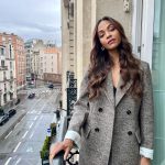 Zoe Saldaña Instagram - On Parisian time #gotgvol3 Style: @petraflannery Makeup: @makeupbyvera7 Hair: @mararoszak Picture: @ro.gramm