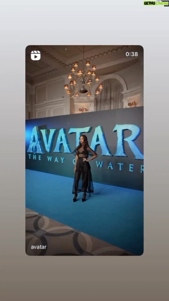 Zoe Saldaña Instagram - Loving our time in London. First premiere of @avatar tomorrow.