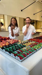 Zoe Saldaña Instagram - J’apprends à @zoesaldana à faire des gâteaux! Que pensez-vous de son niveau? 👀 @cedricgrolet ❤️