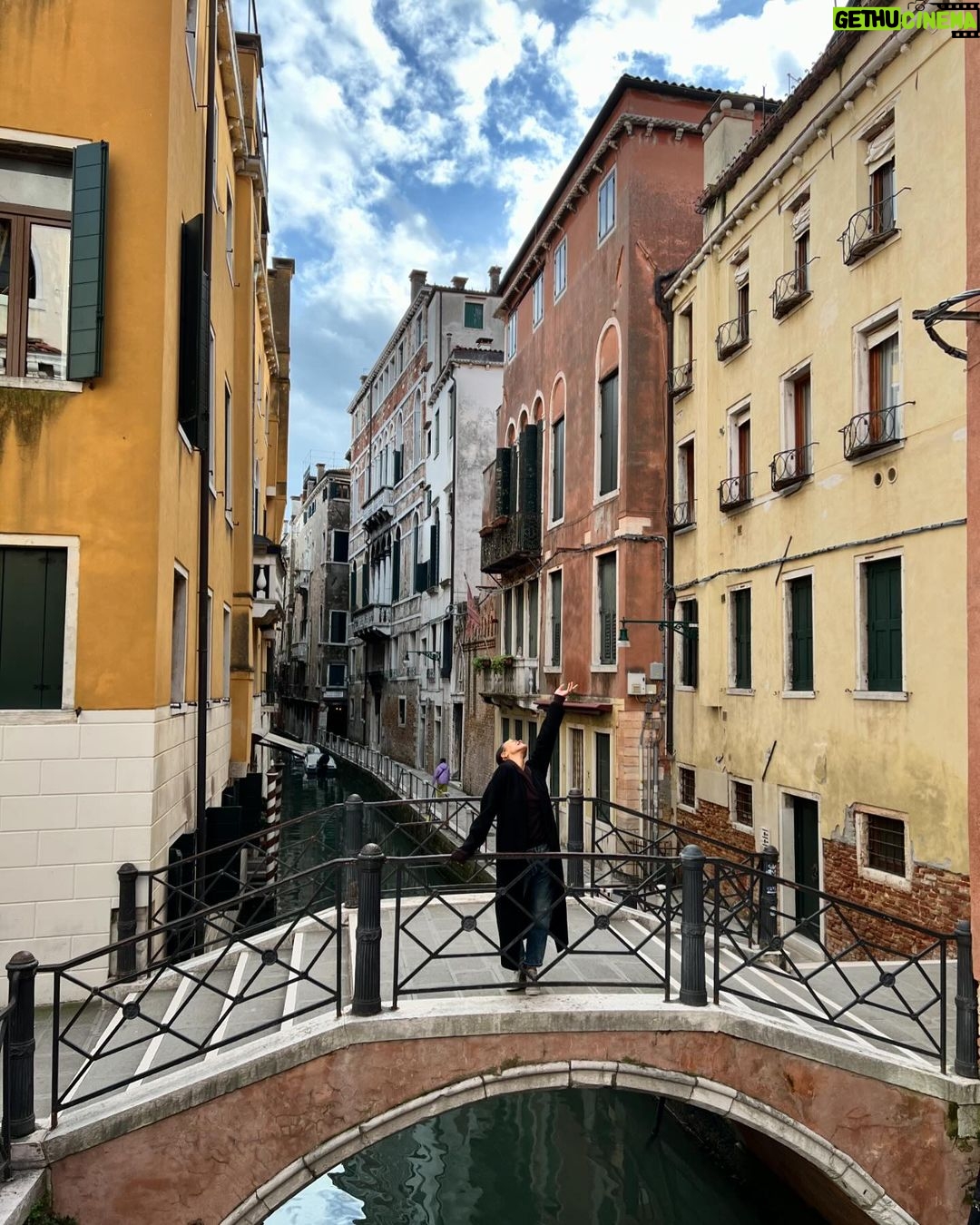 Zoe Saldaña Instagram - Da Venezia, con amore ❤️ Italy