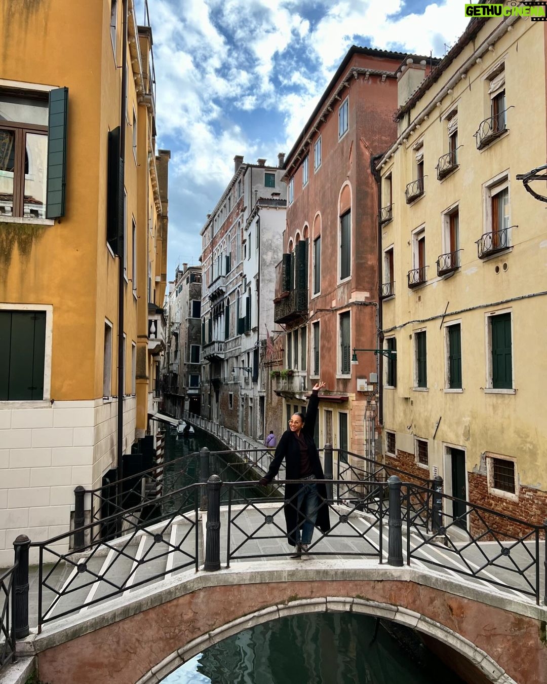 Zoe Saldaña Instagram - Da Venezia, con amore ❤️ Italy