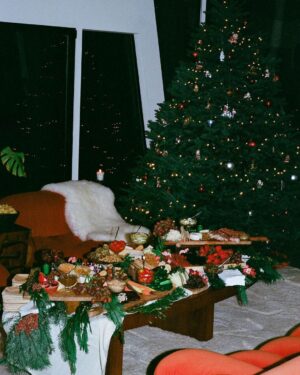 Zoey Deutch Instagram - soirée seasón 🕎🎄✨