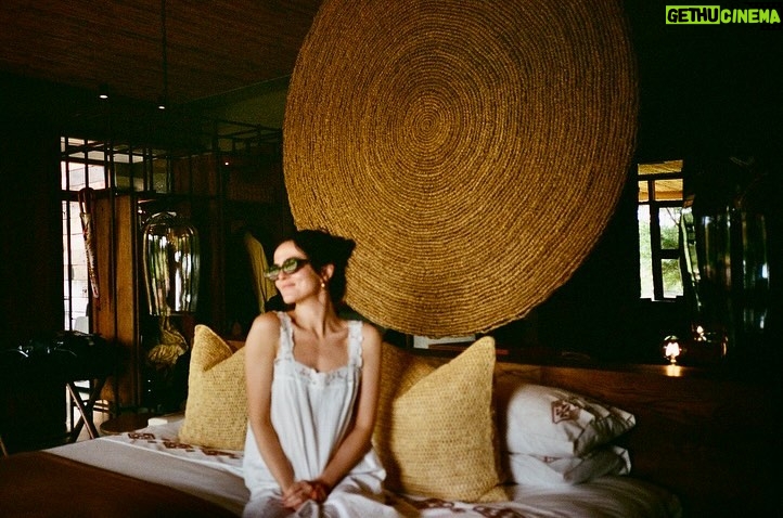 Zoey Deutch Instagram - more thankful than ever for my beautiful family and friends and the opportunity to adventure through life with them photo series pt1 of the most magical birthday trip for my dad @andbeyondtravel @andbeyondtengile Tengile River Lodge