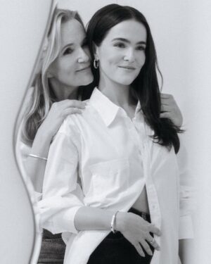 Zoey Deutch Instagram - like mother like daughter 🤍 @tiffanyandco #lockwithlove