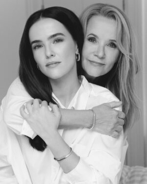 Zoey Deutch Instagram - like mother like daughter 🤍 @tiffanyandco #lockwithlove