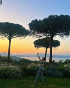 Zoey Deutch Instagram - 🥕on todays installment of girl likes outfit, girl actually only used 4 cameras this time! St Tropez
