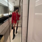 Zoey Deutch Instagram - how many cameras does a girl (me) use to take photos of herself when she likes her outfit (5 minimum)🫡 London