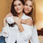 Zoey Deutch Instagram – like mother like daughter 🤍 @tiffanyandco #lockwithlove