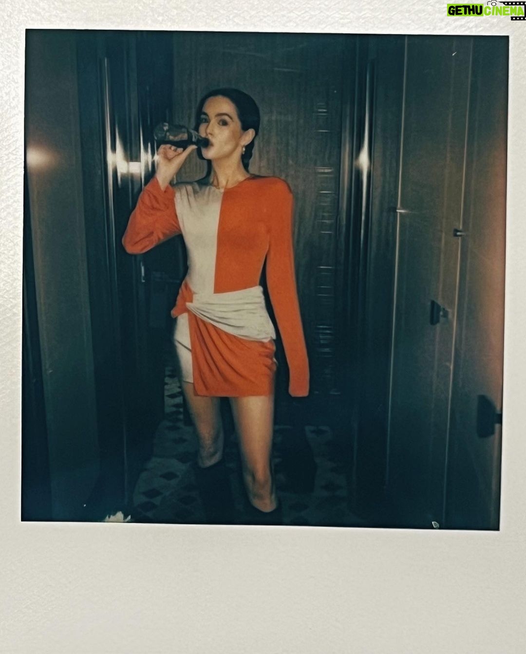 Zoey Deutch Instagram - how many cameras does a girl (me) use to take photos of herself when she likes her outfit (5 minimum)🫡 London